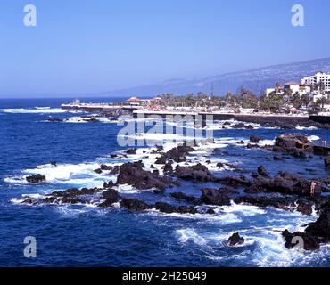 Blick auf die Küste mit dem Lido Martianez im Hintergrund, Puerto de la Cruz, Teneriffa, Kanarische Inseln, Spanien. Stockfoto