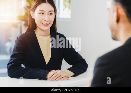 Interviewt eine Asiatin, will eine Arbeit und wählt ein neues Jobkonzept aus Stockfoto