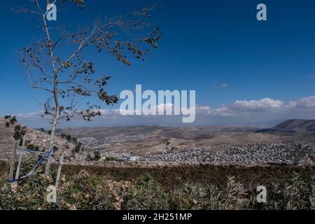 Blick vom Berg Gerizim in der Westbank, Israel, in Richtung Nablus Governorate am 19. Oktober 2021. Gegenwärtig wird der größte Teil des Westjordanlands von Israel verwaltet, obwohl 42 % davon in unterschiedlichem Maße von der von der Fatah geführten Palästinensischen Autonomiebehörde regiert werden. Stockfoto