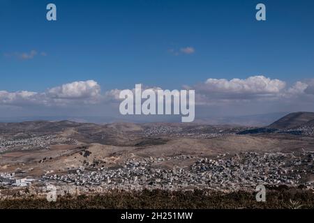 Blick vom Berg Gerizim in der Westbank, Israel, in Richtung Nablus Governorate am 19. Oktober 2021. Gegenwärtig wird der größte Teil des Westjordanlands von Israel verwaltet, obwohl 42 % davon in unterschiedlichem Maße von der von der Fatah geführten Palästinensischen Autonomiebehörde regiert werden. Stockfoto