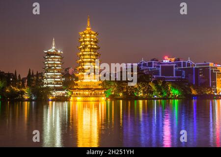 Die Sonnen- und Mondpagoden im Zentrum des Shanu- oder Fir-Sees in der Stadt Guilin, China. Stockfoto