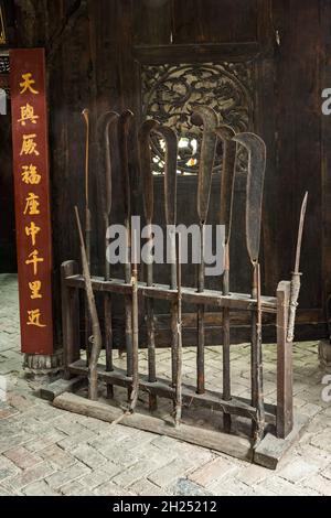 Vintage-Schusswaffen und Hellebards, ausgestellt in einem Museum über Banditerie in Furong, China. Stockfoto