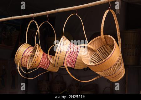 Gewebte Bambuskörbe mit Rückengurten zum Verkauf auf der Straße in der antiken Stadt Furong, Hunan, China. Stockfoto