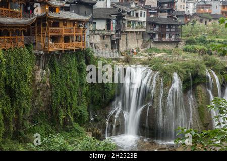 Der Wangcun Wasserfall trennt die antike Stadt Furong in der Provinz Hunan, China. Stockfoto