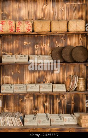 Anhua Dark Tea, Fu Brick Tea und Pu'er Tea Disks zum Verkauf in einem Geschäft in der antiken Stadt Furong, China. Stockfoto