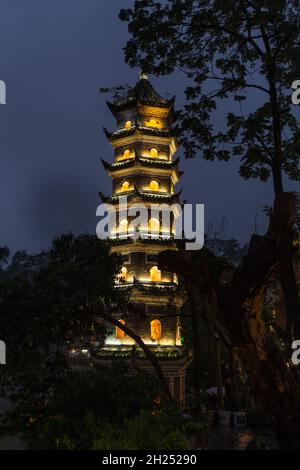 Die Wanming-Pagode am Tuojiang-Fluss, Fenghuang, China. Stockfoto