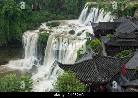 Der Wangcun Wasserfall trennt die antike Stadt Furong in der Provinz Hunan, China. Stockfoto