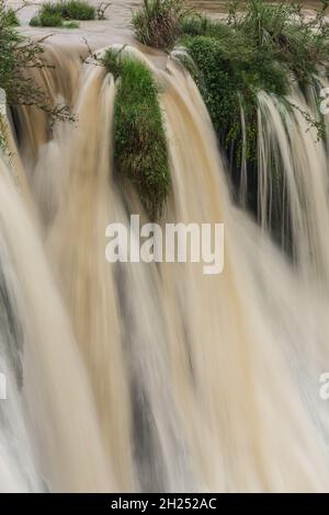 Der Wangcun-Wasserfall bei einer Überschwemmung nach heftigen Regenfällen in der Stadt Furong in der Provinz Hunan, China. Stockfoto