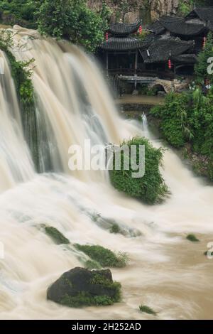 Der Wangcun Wasserfall trennt die antike Stadt Furong in der Provinz Hunan, China. Stockfoto