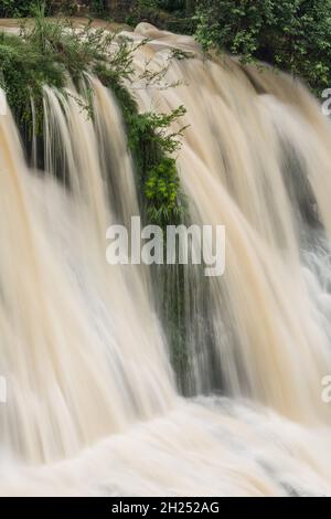 Der Wangcun-Wasserfall bei einer Überschwemmung nach heftigen Regenfällen in der Stadt Furong in der Provinz Hunan, China. Stockfoto