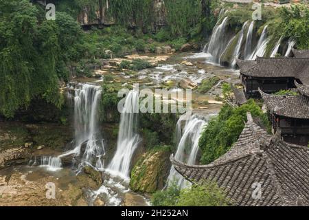 Der Wangcun Wasserfall trennt die antike Stadt Furong in der Provinz Hunan, China. Stockfoto