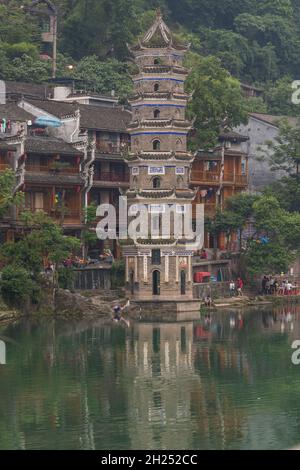 Die Wanming-Pagode am Tuojiang-Fluss, Fenghuang, China. Stockfoto