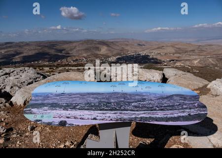 Blick in Richtung Nablus Governorate von einem Aussichtspunkt in der Nähe der jüdischen Siedlung Itamar südöstlich der palästinensischen Stadt Nablus am 19. Oktober 2021 im Westjordanland, Israel. Gegenwärtig wird der größte Teil des Westjordanlands von Israel verwaltet, obwohl 42 % davon in unterschiedlichem Maße von der von der Fatah geführten Palästinensischen Autonomiebehörde regiert werden. Stockfoto