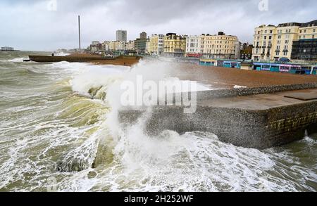 Brighton UK 20. Oktober 2021 - Wellen schlagen am Brighton Palace Pier an der Strandpromenade ein, während heute Regen und starke Winde über Großbritannien ziehen. : Credit Simon Dack / Alamy Live News Stockfoto