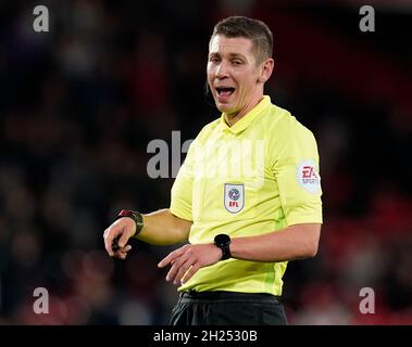 Sheffield, England, 19. Oktober 2021. Schiedsrichter Matthew Donohue beim Sky Bet Championship-Spiel in der Bramall Lane, Sheffield. Bildnachweis sollte lauten: Andrew Yates / Sportimage Stockfoto