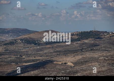 Fernansicht die israelische Siedlung der Elon Moreh liegt auf Land, das von zwei palästinensischen Dörfern, Azmut und Deir al-Hatab nordöstlich von Nablus, an den Hängen des Bergrückens des Mount Kabir am Westufer konfisziert wurde. Israel Stockfoto