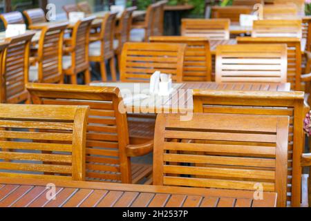 Tische und Stühle in einem Sommercafe auf der Straße. Stockfoto