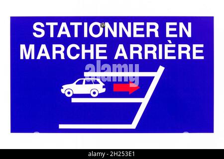 Reverse Parkplatz nur Schild an einer Wand namens Stationner en marche Arriere in französischer Sprache Stockfoto