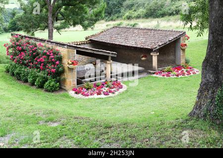 Altes Lavoir im Dorf Legny in Beaujolais, Frankreich Stockfoto