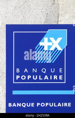 Belleville, Frankreich - 23. August 2020: Banque Populaire Schild an einer Wand. Banque Populaire ist eine französische Gruppe kooperativer Banken Stockfoto