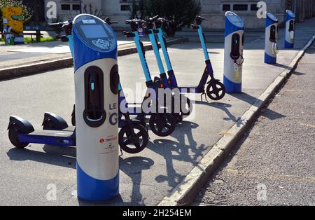 Turin, Piemont, Italien -10-10-2021- Parkplatz für Elektroroller. Stockfoto