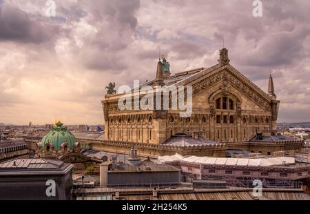 Pariser Skyline mit der Opera Garnier bei Sonnenuntergang Stockfoto