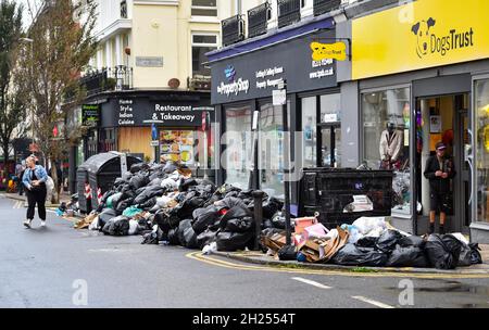 Brighton UK 20. Oktober 2021 - nach einem zweiwöchigen Streik der Binmänner sind noch immer Stapel von Müll auf den Straßen von Brighton zu sehen. Allerdings stimmte der von den Grünen geführte stadtrat gestern Abend für eine Vereinbarung zur Beendigung des Streiks : Credit Simon Dack / Alamy Live News Stockfoto