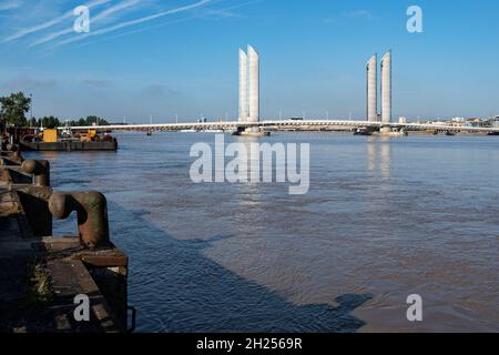 Die moderne Brücke Pont Jacques Chaban-Delmas über den Fluss Garonne in Bordeaux. Stockfoto