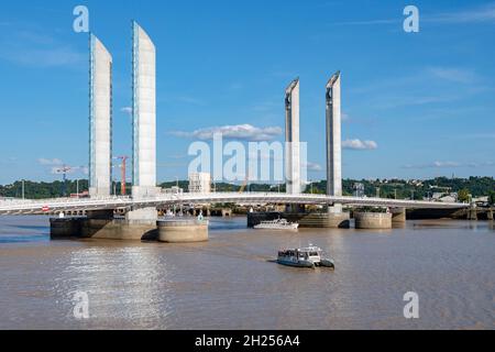 Die moderne Brücke Pont Jacques Chaban-Delmas über den Fluss Garonne in Bordeaux. Stockfoto