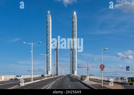 Die moderne Brücke Pont Jacques Chaban-Delmas über den Fluss Garonne in Bordeaux. Stockfoto