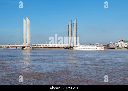 Die moderne Brücke Pont Jacques Chaban-Delmas über den Fluss Garonne in Bordeaux. Stockfoto