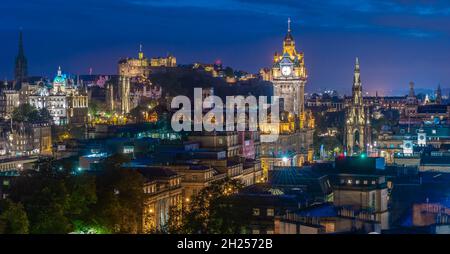 Altstadt von Edinburgh und Edinburgh Castle bei Sonnenuntergang Stockfoto