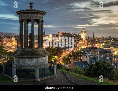 Altstadt von Edinburgh und Edinburgh Castle bei Sonnenuntergang Stockfoto