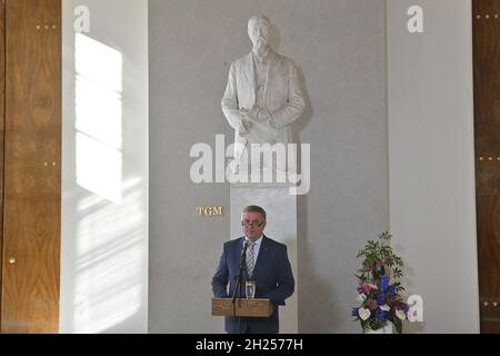 Prag, Tschechische Republik. Oktober 2021. Der Leiter des Präsidialamtes Vratislav Mynar spricht während einer Pressekonferenz im Zusammenhang mit der Krankenhauseinweisung von Präsident Milos Zeman am 18. Oktober 2021 auf der Prager Burg, Tschechische Republik. Quelle: VIT Simanek/CTK Photo/Alamy Live News Stockfoto