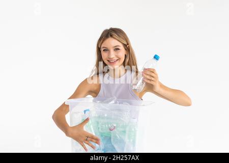 Lächelnde junge Frau hält voll recycling-Box isoliert auf weiss Stockfoto
