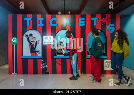 London, Großbritannien. 20. Oktober 2021. Besucher kommen an der Kasse an. Vorschau auf „Beano: The Art of Breaking the Rules“, eine neue Ausstellung im Somerset House, die den längsten wöchentlichen Comic der Welt und eine britische Kulturikone feiert: Beano. Kuratiert vom Künstler und lebenslangen Beano-Fan Andy Holden, werden Werke von Schriftstellern, Musikern, Malern, Bildhauern und Fotografen in einer Ausstellung, die vom 21. Oktober 2021 bis zum 6. März 2022 läuft, zusammen mit Original-Comic-Kunstwerken und Artefakten aus dem Beano-Archiv gezeigt. Kredit: Stephen Chung / Alamy Live Nachrichten Stockfoto