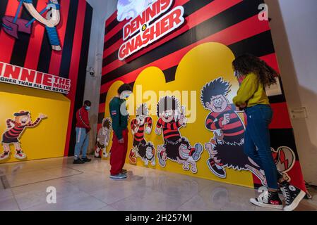 London, Großbritannien. 20. Oktober 2021. Die Entwicklung von Dennis the Menace. Vorschau auf „Beano: The Art of Breaking the Rules“, eine neue Ausstellung im Somerset House, die den längsten wöchentlichen Comic der Welt und eine britische Kulturikone feiert: Beano. Kuratiert vom Künstler und lebenslangen Beano-Fan Andy Holden, werden Werke von Schriftstellern, Musikern, Malern, Bildhauern und Fotografen in einer Ausstellung, die vom 21. Oktober 2021 bis zum 6. März 2022 läuft, zusammen mit Original-Comic-Kunstwerken und Artefakten aus dem Beano-Archiv gezeigt. Kredit: Stephen Chung / Alamy Live Nachrichten Stockfoto