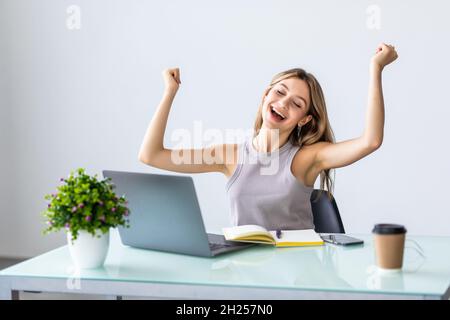 Erfolgreiche Geschäftsfrau mit Arme im Büro Stockfoto