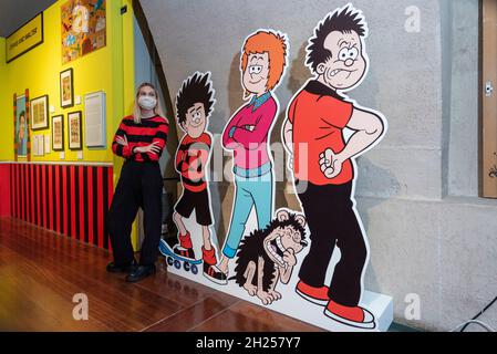 London, Großbritannien. 20. Oktober 2021. Ein Mitarbeiter posiert mit Ausschnitten von Dennis the Menace und seiner Familie. Vorschau auf „Beano: The Art of Breaking the Rules“, eine neue Ausstellung im Somerset House, die den längsten wöchentlichen Comic der Welt und eine britische Kulturikone feiert: Beano. Kuratiert vom Künstler und lebenslangen Beano-Fan Andy Holden, werden Werke von Schriftstellern, Musikern, Malern, Bildhauern und Fotografen in einer Ausstellung, die vom 21. Oktober 2021 bis zum 6. März 2022 läuft, zusammen mit Original-Comic-Kunstwerken und Artefakten aus dem Beano-Archiv gezeigt. Kredit: Stephen Chung / Alamy Live Nachrichten Stockfoto