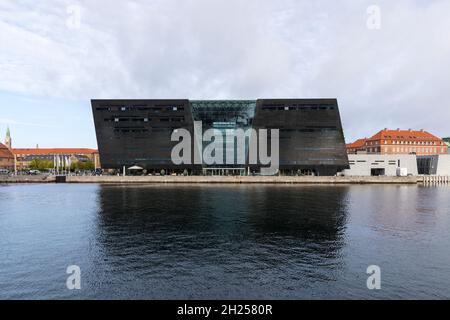 Das Gebäude der Königlichen Bibliothek in Kopenhagen, auch bekannt als Black Diamond, an der Hafenpromenade Stockfoto