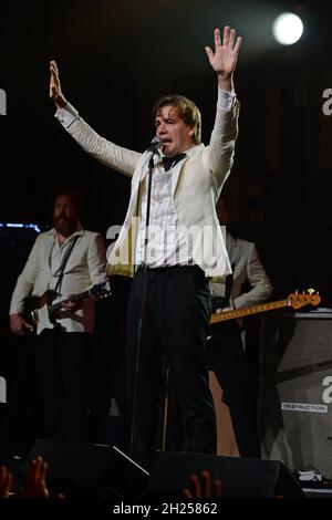 Fort Lauderdale, FL, USA. Oktober 2021. Howlin' Pelle Almqvist of the Hives tritt am 19. Oktober 2021 bei Revolution Live in Fort Lauderdale, Florida, auf. Quelle: Mpi04/Media Punch/Alamy Live News Stockfoto