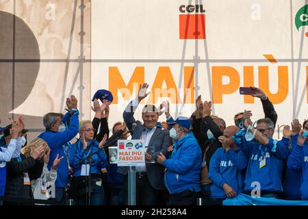 Rom, Italien 16/10/2021: Manifestazione Mai più Fascismi in risposta all'attacco alla sede della CGIL della destra parafascista. Auf dem Foto der Sekretär UIL Pierpaolo Bombardieri. © Andrea Sabbadini Stockfoto