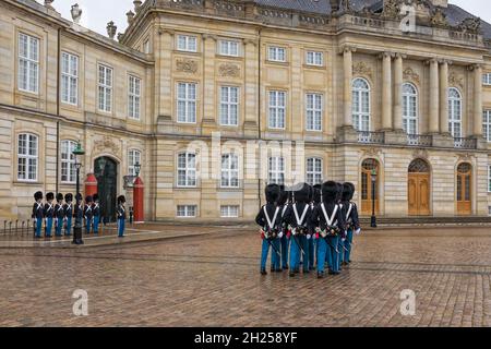 Kopenhagen, Dänemark, 21. September 2021: Traditioneller Wachwechsel am Mittag vor dem königlichen Palast von Amalienborg an einem regnerischen Tag Stockfoto