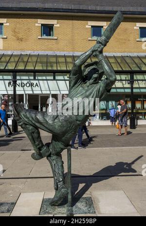 Die Statue „The Spirit of Cricket“ wurde von ihrer Majestät der Königin enthüllt, um die Eröffnung des Einkaufszentrums Priory Meadow durch den Bildhauer Alan Sly 1997 zu feiern Stockfoto