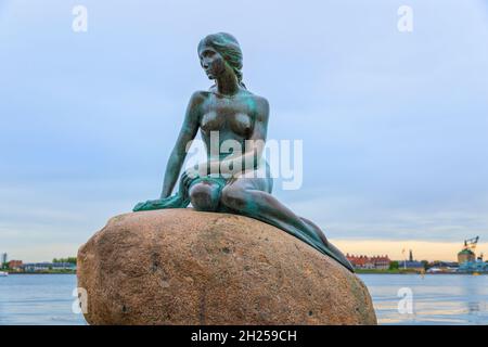 Kopenhagen, Dänemark, 21. September 2021: Die kleine Meerjungfrau, Statue von Edvard Eriksen auf einem Felsen im Wasser an der Langelinie Promenade Stockfoto