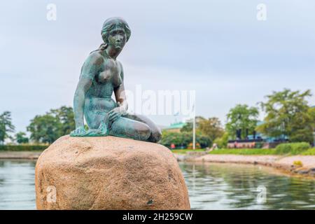 Kopenhagen, Dänemark, 21. September 2021: Die kleine Meerjungfrau, Statue von Edvard Eriksen auf einem Felsen im Wasser an der Langelinie Promenade Stockfoto