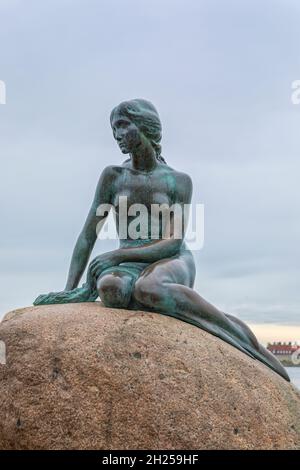 Kopenhagen, Dänemark, 21. September 2021: Die kleine Meerjungfrau, Statue von Edvard Eriksen auf einem Felsen im Wasser an der Langelinie Promenade