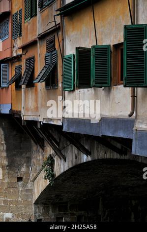 Holzpfosten oder -Streben unterstützen Gebäudezugänge an der südöstlichen Seite der Ponte Vecchio in Florenz, Toskana, Italien Stockfoto