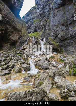 Gordale Scar eine Kalksteinschlucht 1 Meile nordöstlich von Malham, North Yorkshire, England. Es enthält zwei Wasserfälle und hat überhängenden Kalkstein Stockfoto