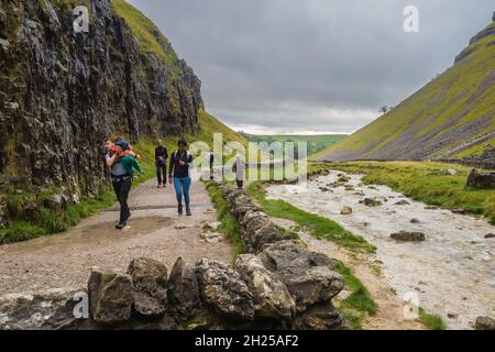 07.10.21 Gordale, Malham, North Yorkshire, Großbritannien. Spaziergänger, die die Umgebung von Gordale Scar in North Yorkshire erreichen Stockfoto